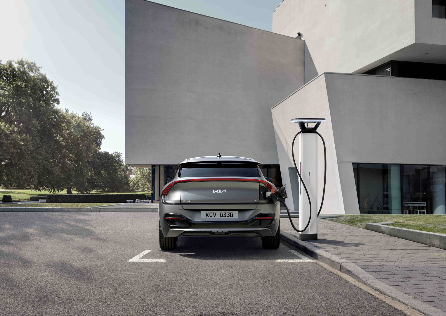 SMALL_2. The Kia EV6以E-GMP全球電動車模組化平台打造，擁有創新電能科技， 10 充電只需18分鐘即可完成。